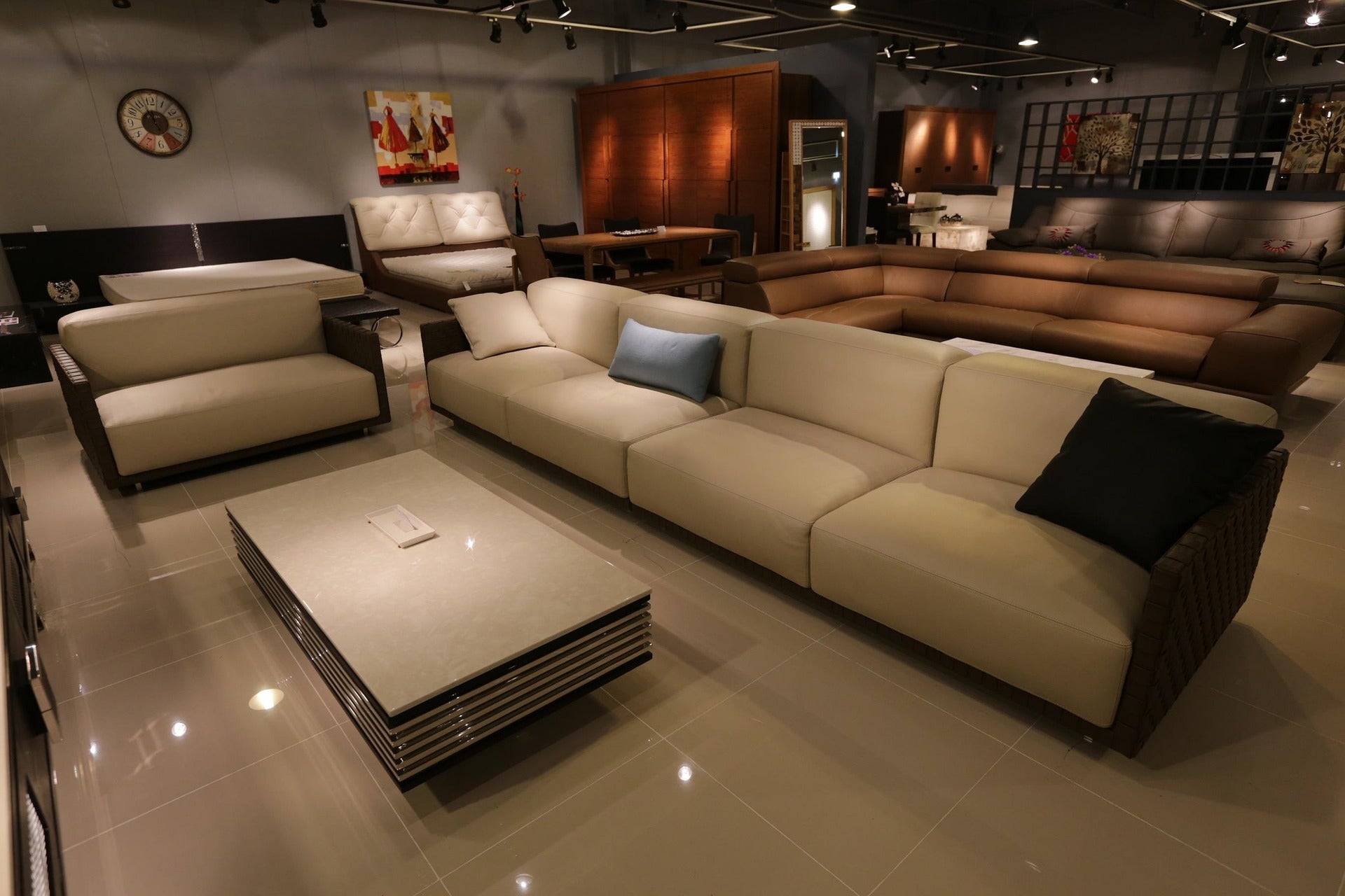 Modern living room with beige sectional sofa and coffee table by Casa  Duah