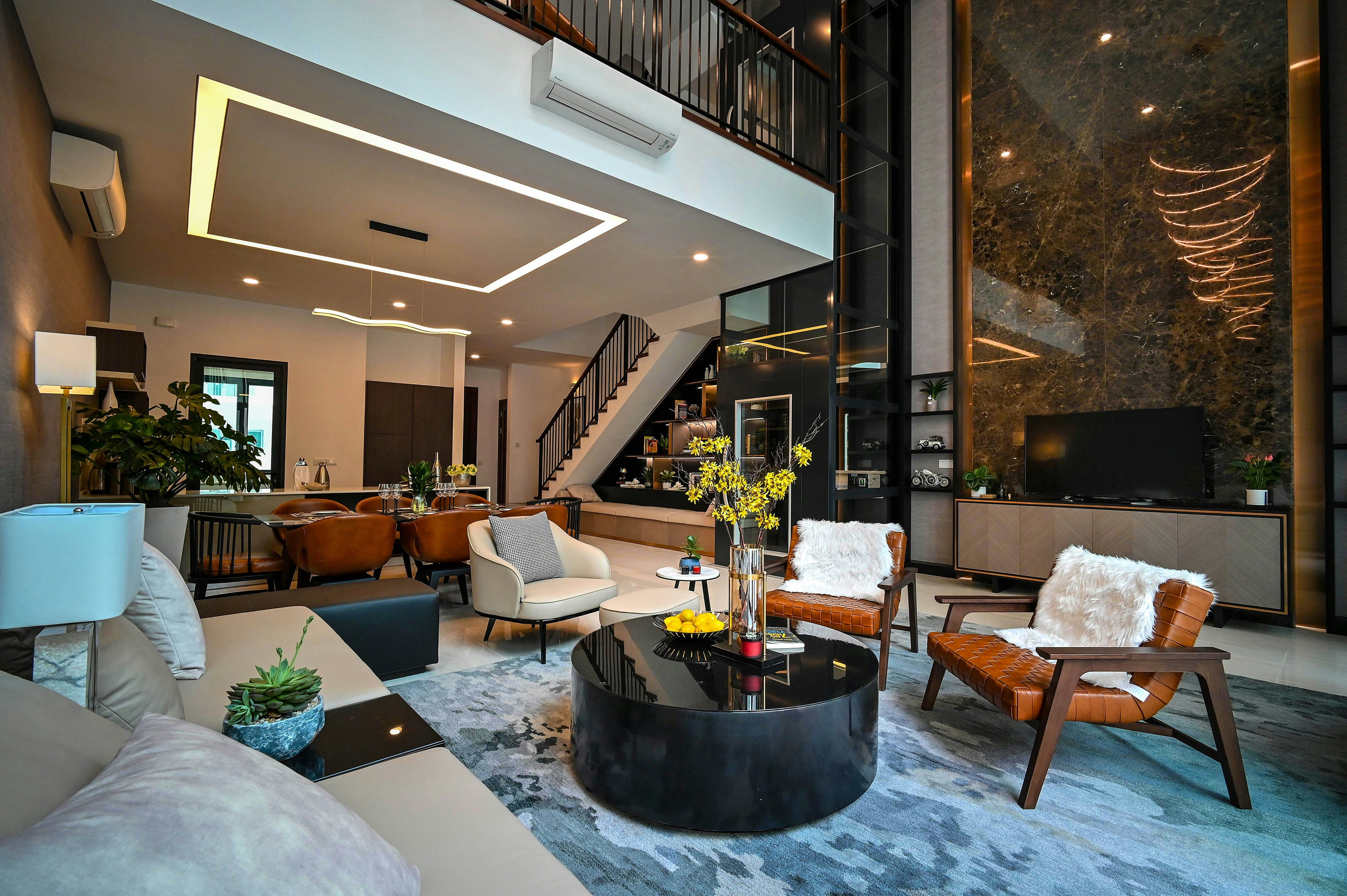 Modern living room with stylish furniture and decor by Casa Duah