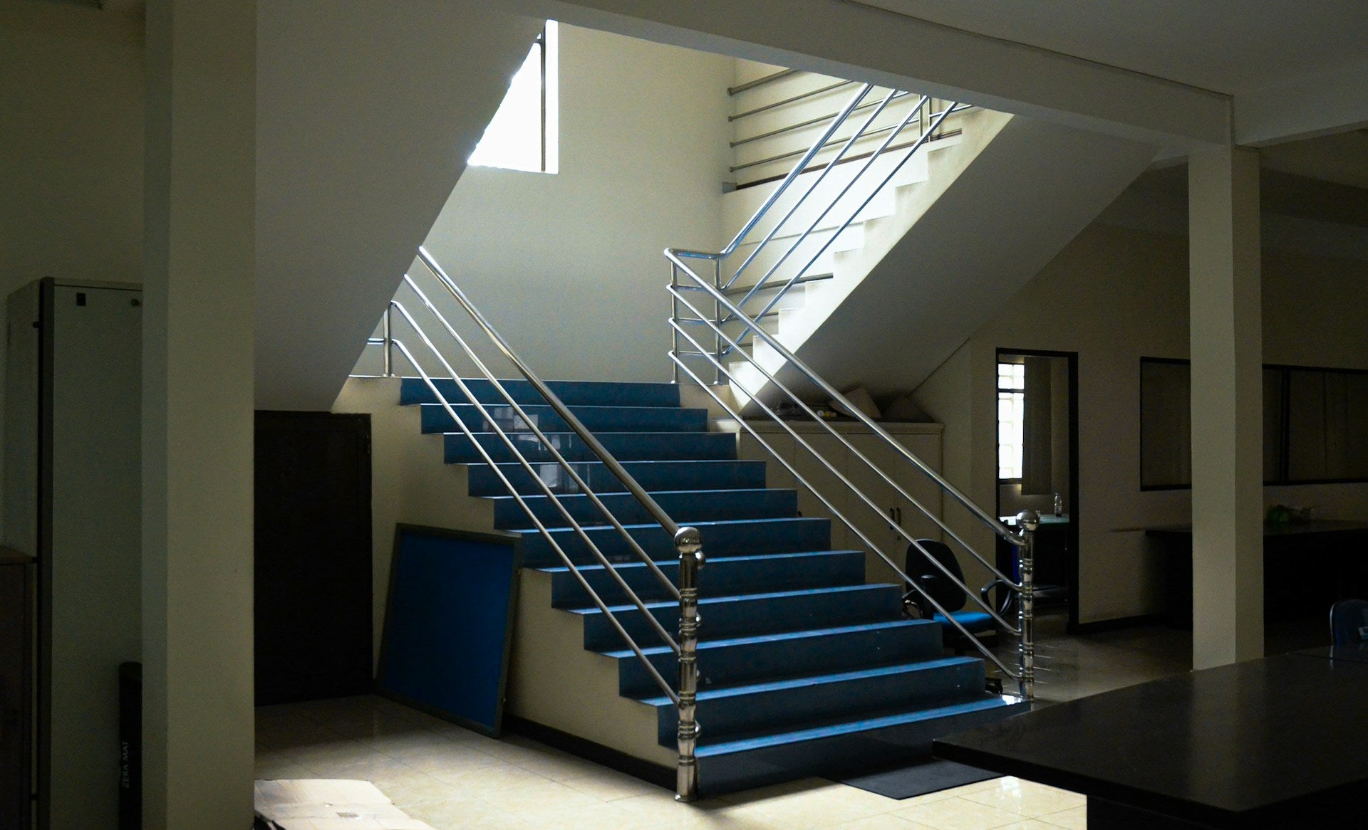Custom pre-fab stair unit blending with luxury decor – Casa Duah design.